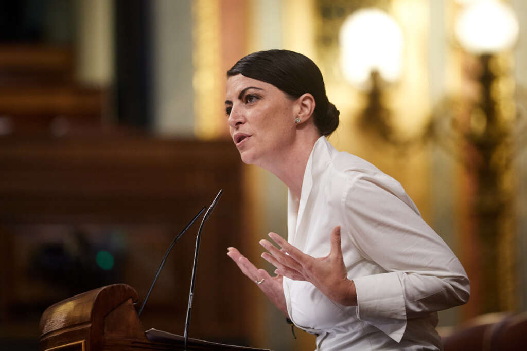 La candidata de Vox a la presidencia de la Junta de Andalucía, Macarena Olona, interviene durante el pleno del Congreso. EFE/ Miguel Osés