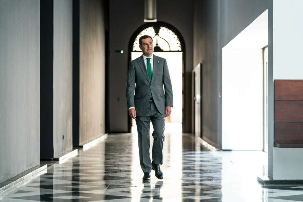 Juanma Moreno, presidente de la Junta de Andalucía, en los pasillos del Palacio de San Telmo.
