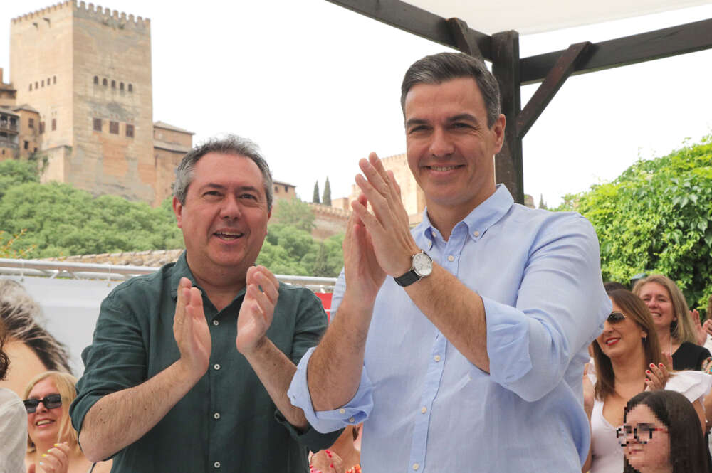 El presidente del gobierno, Pedro Sánchez (d) y el secretario general del PSOE de Andalucía y candidato a la presidencia de la Junta, Juan Espadas (i) durante un acto electoral del partido celebrado este domingo en Granada. EFE/Pepe Torres