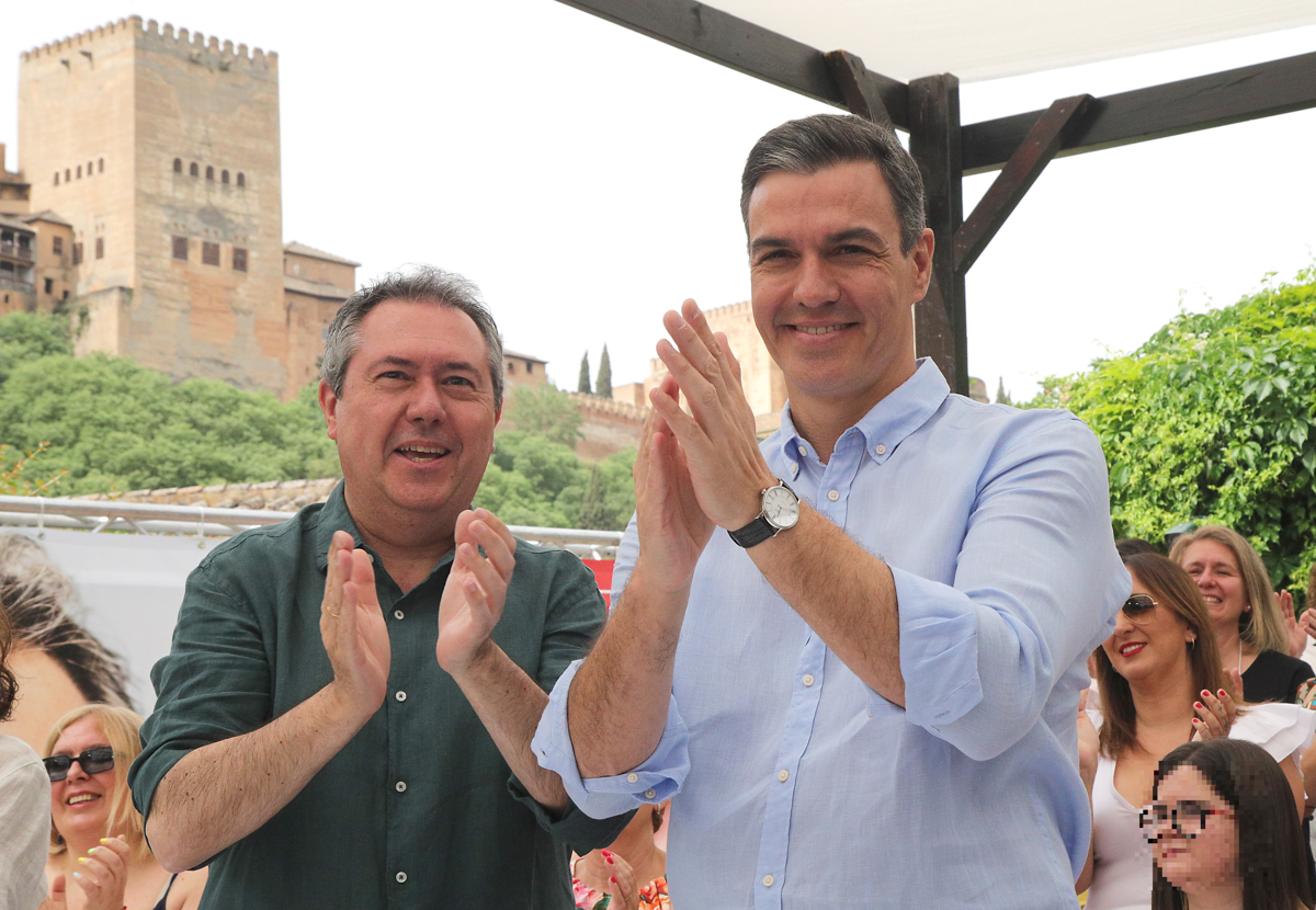 El presidente del gobierno, Pedro Sánchez (d) y el secretario general del PSOE de Andalucía y candidato a la presidencia de la Junta, Juan Espadas (i) durante un acto electoral del partido celebrado este domingo en Granada. EFE/Pepe Torres