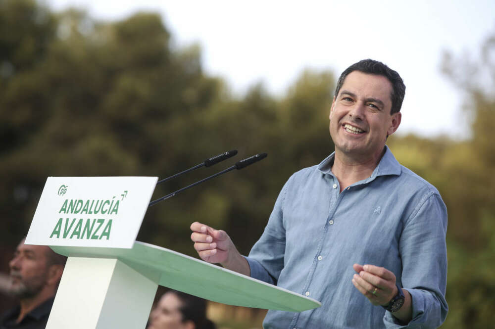 MÁLAGA, 11/06/2022.- El candidato popular a la presidencia de la Junta de Andalucía, Juan Manuel Moreno (i), durante el mitin electoral celebrado este sábado en Málaga. EFE/Daniel Pérez