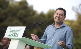 MÁLAGA, 11/06/2022.- El candidato popular a la presidencia de la Junta de Andalucía, Juan Manuel Moreno (i), durante el mitin electoral celebrado este sábado en Málaga. EFE/Daniel Pérez