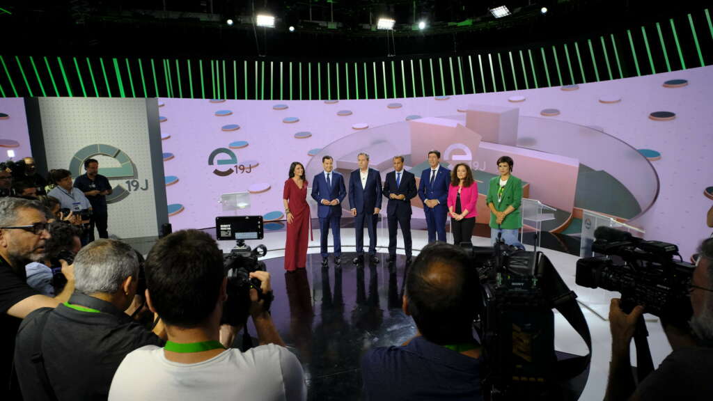 Los candidatos a la Presidencia de la Junta posan ante los medios gráficos en los minutos previos al debate de Canal Sur.