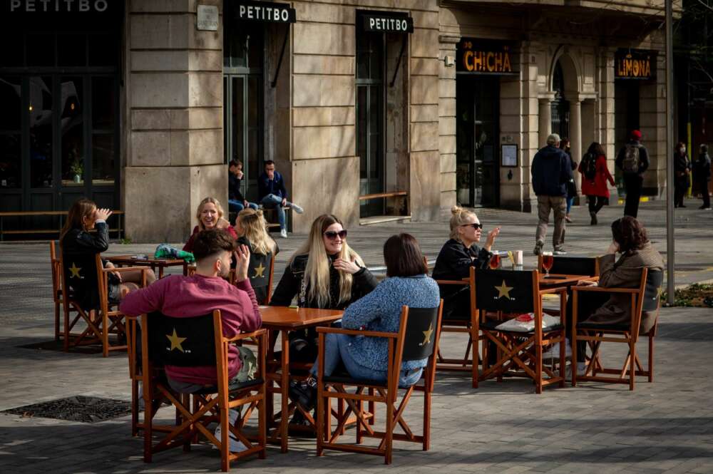 GRAFCAT7984. BARCELONA, 05/02/2021.- Aspecto de una terraza de un bar en el centro de Barcelona este viernes, cuando los contagios siguen a la baja en Cataluña pero con casi cien fallecidos contabilizados en las últimas 24 horas, a poco más de dos días de que se inicie la vacunación con el compuesto de AstraZeneca a los miembros de los servicios esenciales, como sanitarios que no están en primera línea de la COVID, bomberos, policías y otros colectivos de emergencias. EFE/Enric Fontcuberta