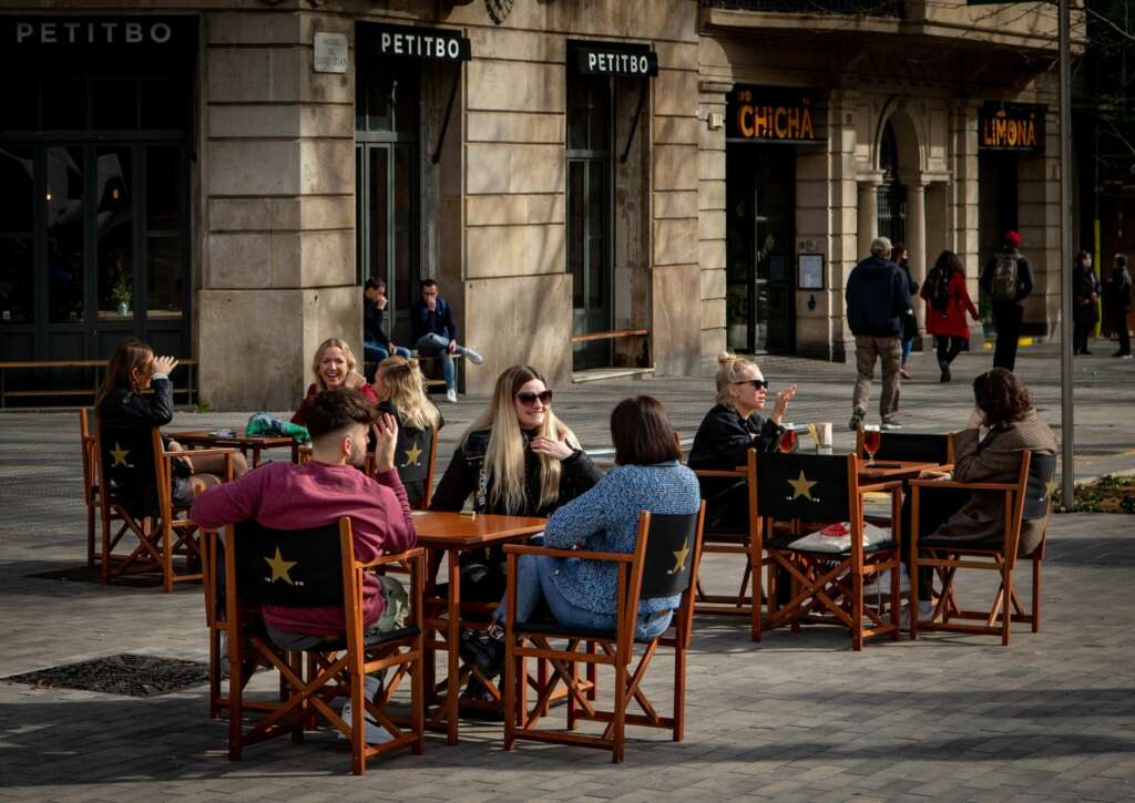 GRAFCAT7984. BARCELONA, 05/02/2021.- Aspecto de una terraza de un bar en el centro de Barcelona este viernes, cuando los contagios siguen a la baja en Cataluña pero con casi cien fallecidos contabilizados en las últimas 24 horas, a poco más de dos días de que se inicie la vacunación con el compuesto de AstraZeneca a los miembros de los servicios esenciales, como sanitarios que no están en primera línea de la COVID, bomberos, policías y otros colectivos de emergencias. EFE/Enric Fontcuberta