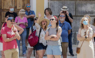GRAF6148. MAHÓN (MENORCA), 19/05/2022.- Una guía turística explica a los turistas la ciudad de Mahón este jueves. El empleo en el sector turístico en Baleares creció el pasado abril un 125,5 % en comparación al mismo mes de 2021, que supone el mayor incremento interanual en el país, seguida de Andalucía, con un ascenso del 33,6 %, según las cifras publicadas por Turespaña. EFE/David Arquimbau Sintes