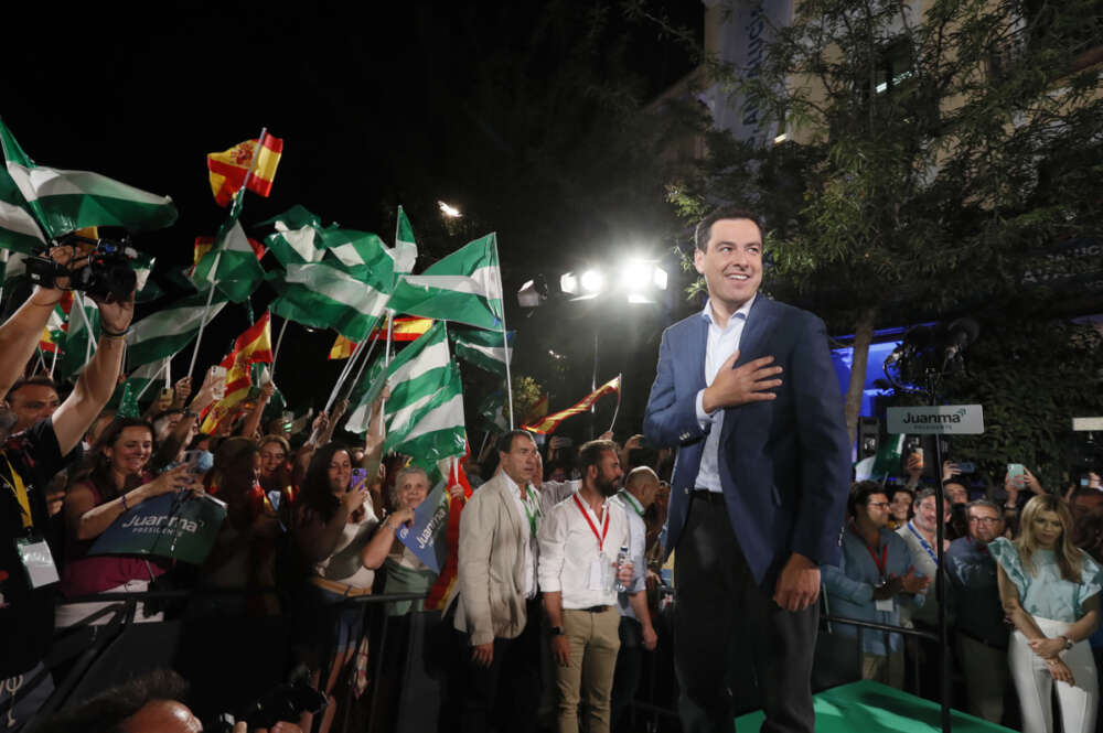 El candidato del PP a la reelección de la Junta de Andalucía, Juanma Moreno, a las puertas de la sede del partido en Sevilla agradece a toda la gente que le espera tras lograr el mejor resultado de la historia del PP en Andalucía en votos y escaños, hoy domingo 19 de junio. EFE/José Manuel Vidal