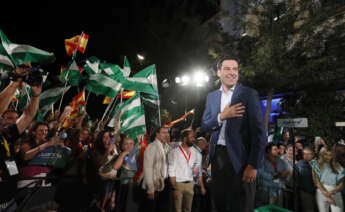 El candidato del PP a la reelección de la Junta de Andalucía, Juanma Moreno, a las puertas de la sede del partido en Sevilla agradece a toda la gente que le espera tras lograr el mejor resultado de la historia del PP en Andalucía en votos y escaños, hoy domingo 19 de junio. EFE/José Manuel Vidal