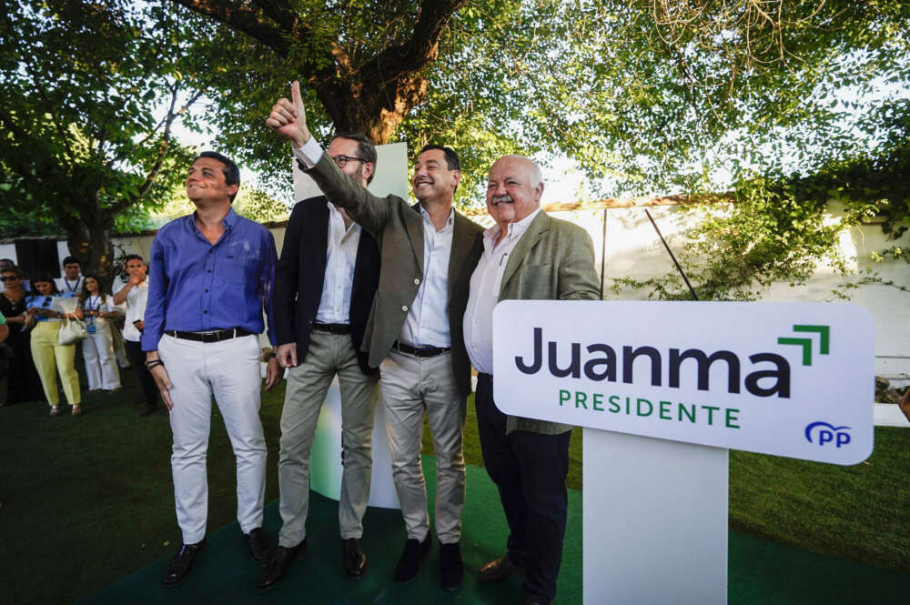 CÓRDOBA, 07/06/2022.- El presidente de la Junta de Andalucía, Juanma Moreno (2d), acompañado por el consejero de Salud de la Junta de Andalucía Jesús Aguirre (d), el presidente del PP de Córdoba Adolfo Molina (c) y el alcalde Córdoba José María Bellido (i), mantiene hoy martes un encuentro con la sociedad civil cordobesa en la Casa del Agua. EFE / Rafa Alcaide