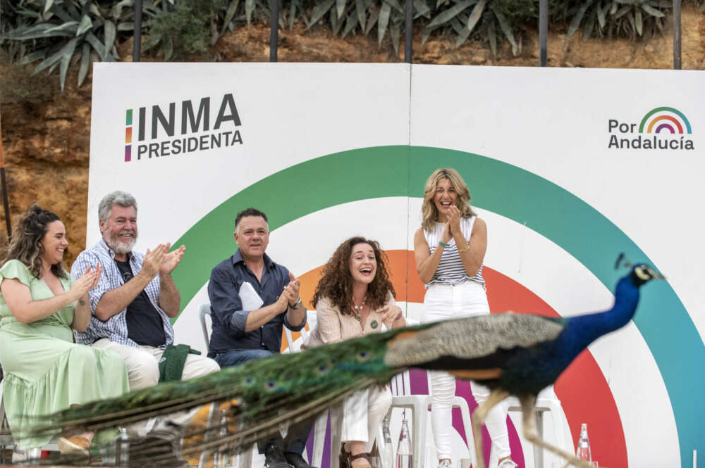 Inma Nieto y Yolanda Díaz, junto a otros líderes nacionales, durante el mitin de Por Andalucía en Dos Hermanas (Sevilla). / ÁLVARO MINGUITO