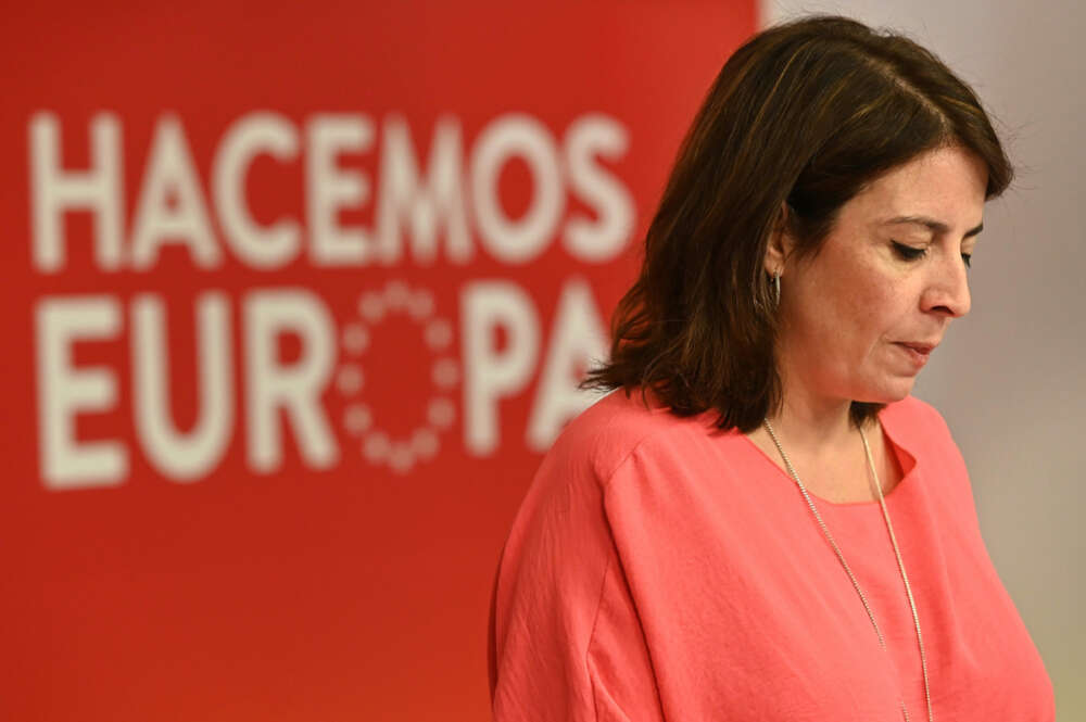 La vicesecretaria general del PSOE Adriana Lastra comenta los resultados de las elecciones en Andalucía, en las que el Partido Popular ha conseguido mayoría absoluta, hoy domingo en la sede socialista de la calle Ferraz, en Madrid. EFE/Fernando Villar