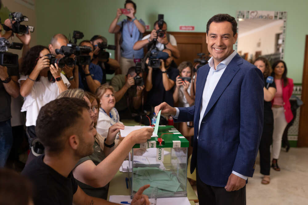 El presidente de la Junta y candidato del PP a la reelección, Juanma Moreno, ejerce su derecho al voto a las elecciones autonómicas en el colegio Sagrado Corazón de Málaga, hoy domingo 19 de junio para los duodécimos comicios autonómicos andaluces. EFE/Carlos Díaz