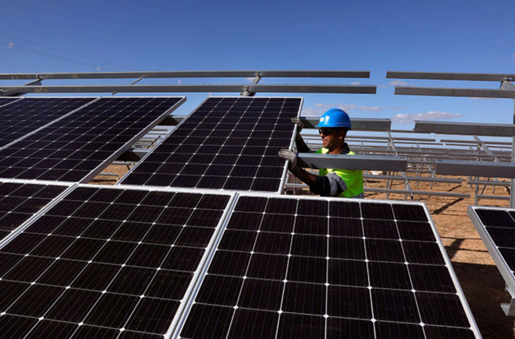 Un trabajador de Iberdrola coloca una instalación fotovoltaica. Iberdrola.