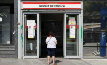 Una mujer aguarda a las puertas de una oficina de empleo. EFE/Juan Carlos Hidalgo