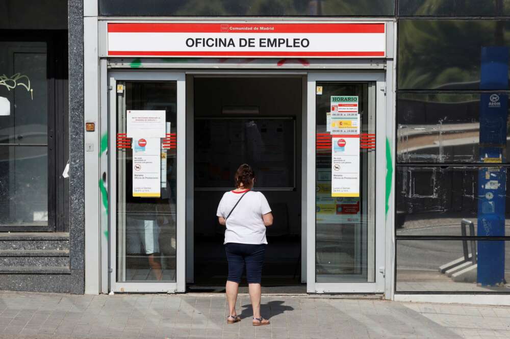 Una mujer aguarda a las puertas de una oficina de empleo. EFE/Juan Carlos Hidalgo