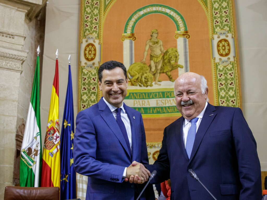 GRAFAND1588. SEVILLA, 14/07/2022.- El presidente de la Junta en funciones, Juanma Moreno, posa con los diputados populares a las puertas del salón de plenos hoy jueves, día en el que se constituye el Parlamento en la XII legislatura de la autonomía andaluza y por primera vez en la historia el PP tendrá mayoría absoluta lo que dará paso a un rápido proceso de renovación institucional que finalizará en diez días con la formación del nuevo Ejecutivo de Juanma Moreno. EFE/Julio Muñoz