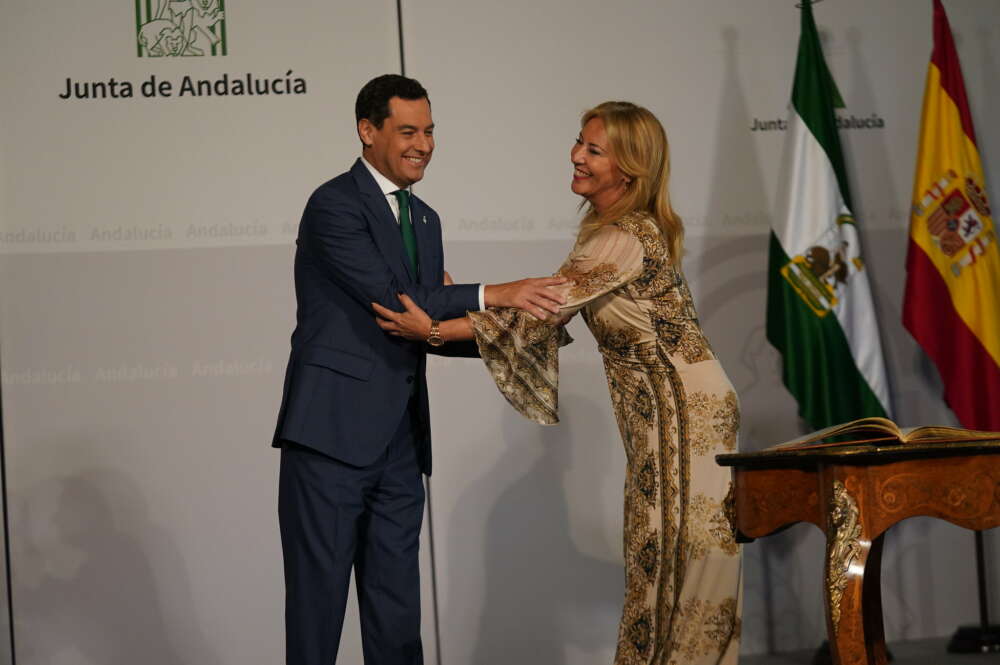 Juanma Moreno, durante la toma de posesión de la nueva consejera de Hacienda de la Junta de Andalucía, Carolina España.