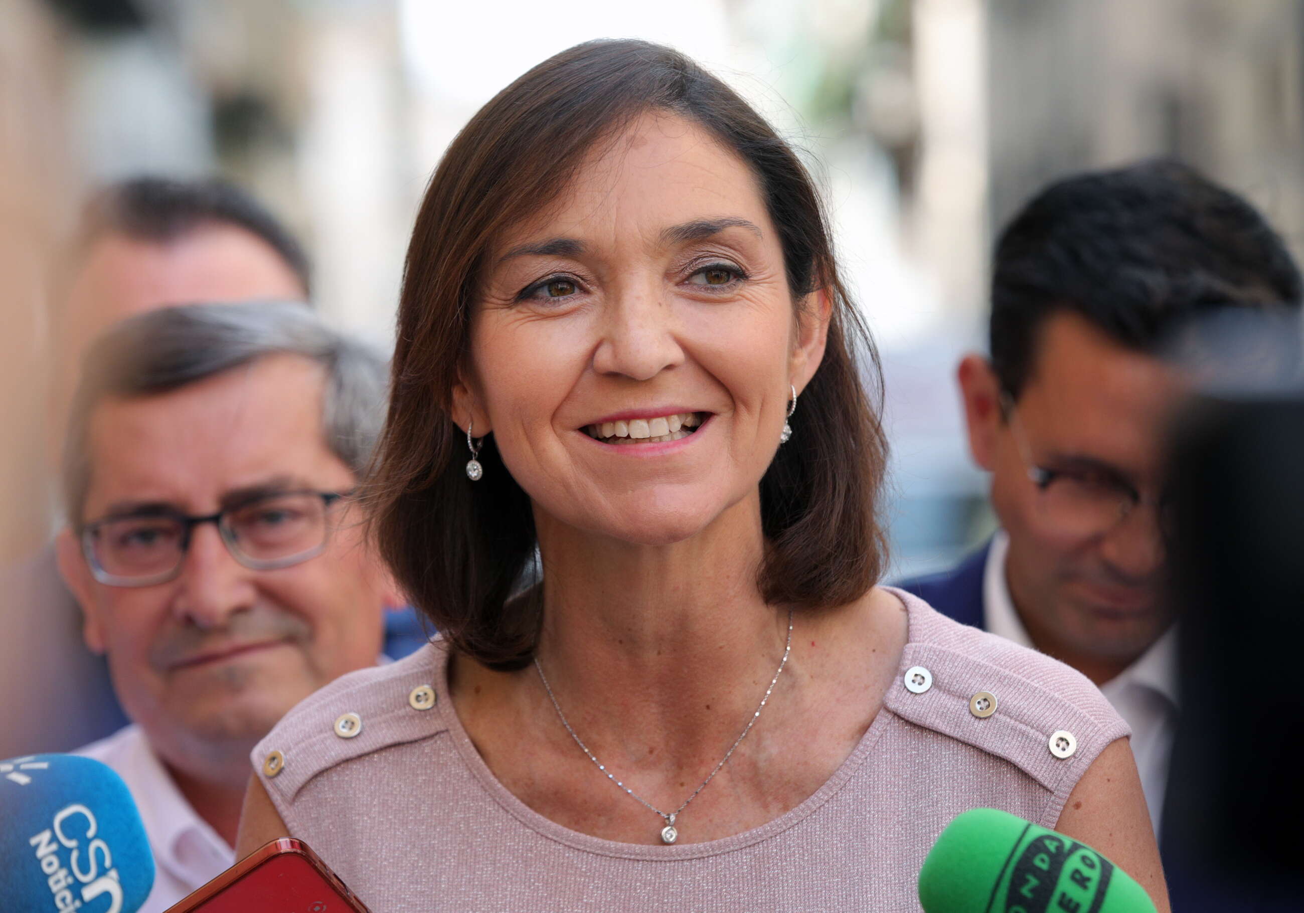 GRAFAND548. GRANADA, 17/06/2022.-La ministra de Industria, Turismo y Comercio, Reyes Maroto, ha pedido una alta participación en las elecciones de este domingo para evitar que Andalucía repita el pacto PP-Vox de Castilla y León y ha interpretado que el candidato del PP, Juanma Moreno, busca la abstención, durante un paseo por Granada antes de participar en un acto de su partido en el que ha destacado la importancia de acudir a las urnas el 19J. EFE/Pepe Torres.