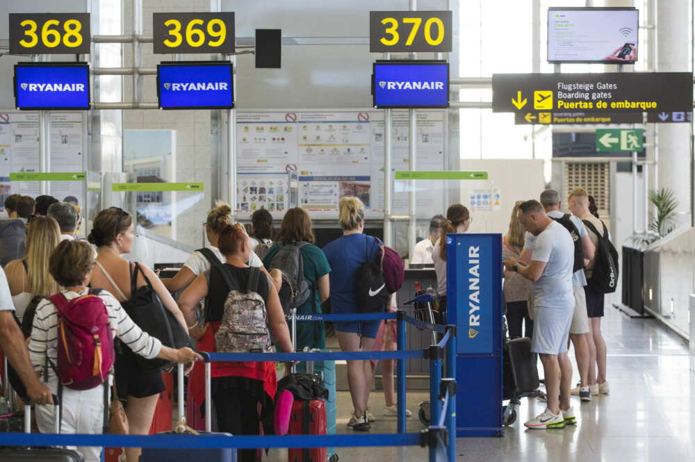 GRAFAND1511. MÁLAGA, 13/07/2022.- Cola de embarque para un vuelo de la compañía Ryanair en la Terminal 3 de salidas del aeropuerto de Málaga, durante la segunda jornada de huelga de esta semana de los tripulantes de cabina de pasajeros convocada en Ryanair por los sindicatos USO y Sictpla que ha ocasionado este miércoles retrasos en 22 vuelos con origen o destino en los aeropuertos de Málaga y Sevilla, pero no ha supuesto la cancelación de ninguna operación. EFE/Álvaro Cabrera