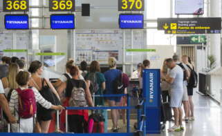 GRAFAND1511. MÁLAGA, 13/07/2022.- Cola de embarque para un vuelo de la compañía Ryanair en la Terminal 3 de salidas del aeropuerto de Málaga, durante la segunda jornada de huelga de esta semana de los tripulantes de cabina de pasajeros convocada en Ryanair por los sindicatos USO y Sictpla que ha ocasionado este miércoles retrasos en 22 vuelos con origen o destino en los aeropuertos de Málaga y Sevilla, pero no ha supuesto la cancelación de ninguna operación. EFE/Álvaro Cabrera