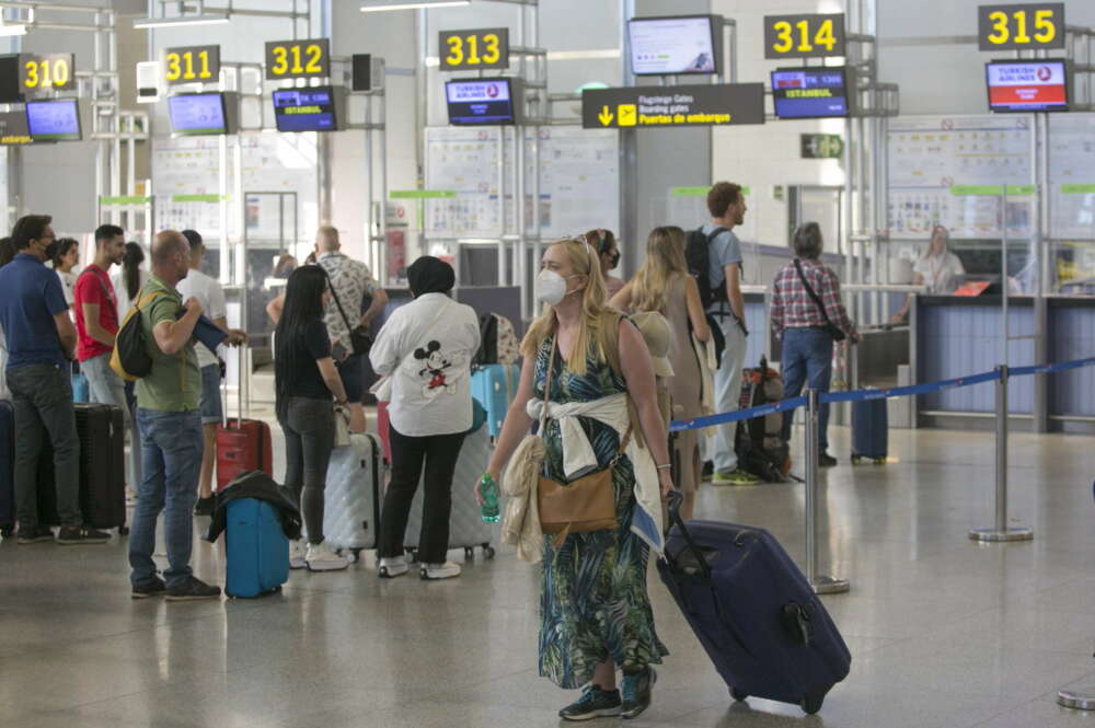 GRAFAND1241. MÁLAGA, 01/07/2022.- Imagen del aeropuerto de Málaga, hoy viernes en la primera jornada de huelga, de un total de nueve, de los tripulantes de cabina de pasajeros (TCP) de EasyJet en España y quinta y penúltima jornada de huelga del mismo colectivo de Ryanair. EFE/Álvaro Cabrera