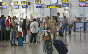 GRAFAND1241. MÁLAGA, 01/07/2022.- Imagen del aeropuerto de Málaga, hoy viernes en la primera jornada de huelga, de un total de nueve, de los tripulantes de cabina de pasajeros (TCP) de EasyJet en España y quinta y penúltima jornada de huelga del mismo colectivo de Ryanair. EFE/Álvaro Cabrera