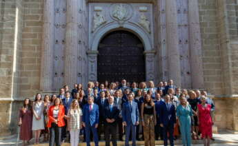 GRAFAND1588. SEVILLA, 14/07/2022.- El presidente de la Junta en funciones, Juanma Moreno, posa con los diputados populares a las puertas del salón de plenos hoy jueves, día en el que se constituye el Parlamento en la XII legislatura de la autonomía andaluza y por primera vez en la historia el PP tendrá mayoría absoluta lo que dará paso a un rápido proceso de renovación institucional que finalizará en diez días con la formación del nuevo Ejecutivo de Juanma Moreno. EFE/Julio Muñoz