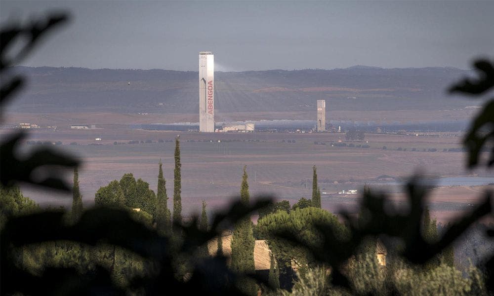 Una de las torres de Abengoa, en una imagen de archivo. | EFE