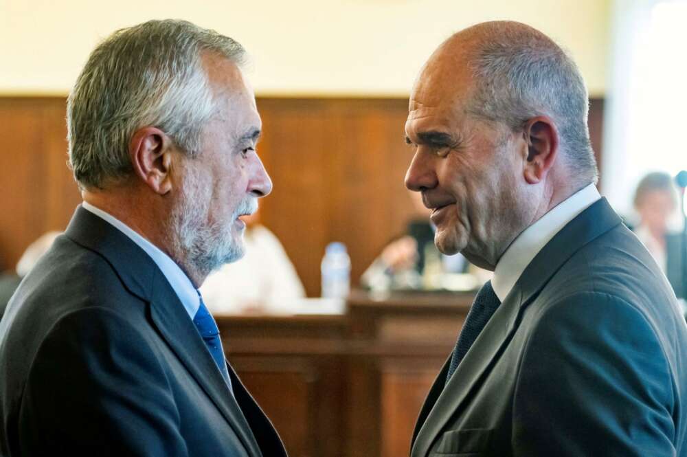 Los expresidentes de la Junta de Andalucía Manuel Chaves (d) y José Antonio Griñán (i), en una foto de archivo. EFE/Raúl Caro