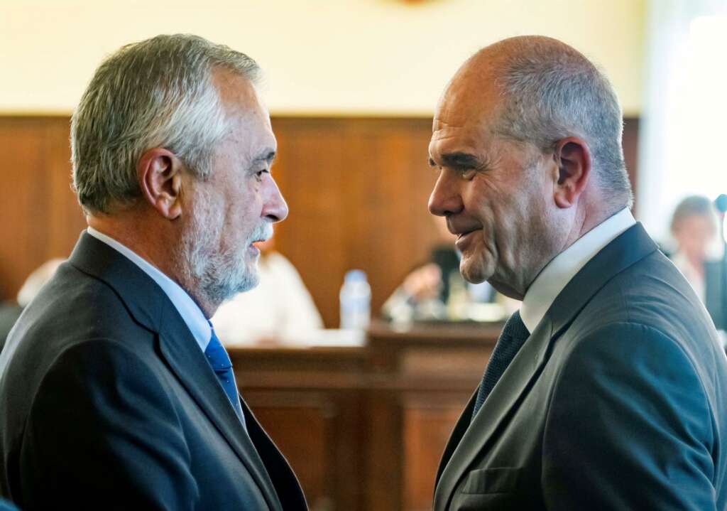 Los expresidentes de la Junta de Andalucía Manuel Chaves (d) y José Antonio Griñán (i), en una foto de archivo. EFE/Raúl Caro