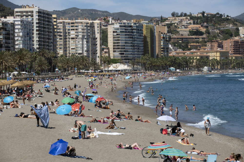 GRAFAND9516. MÁLAGA, 24/05/2022.-Numerosas personas disfrutan de un día de playa en La Malagueta de la capital malagueña, hoy cuando la Aemet (Agencia Estatal de Meteorología) ha previsto temperaturas máximas sin cambios en el extremo oriental y en descenso en las demás zonas de Andalucía. EFE/Daniel Pérez