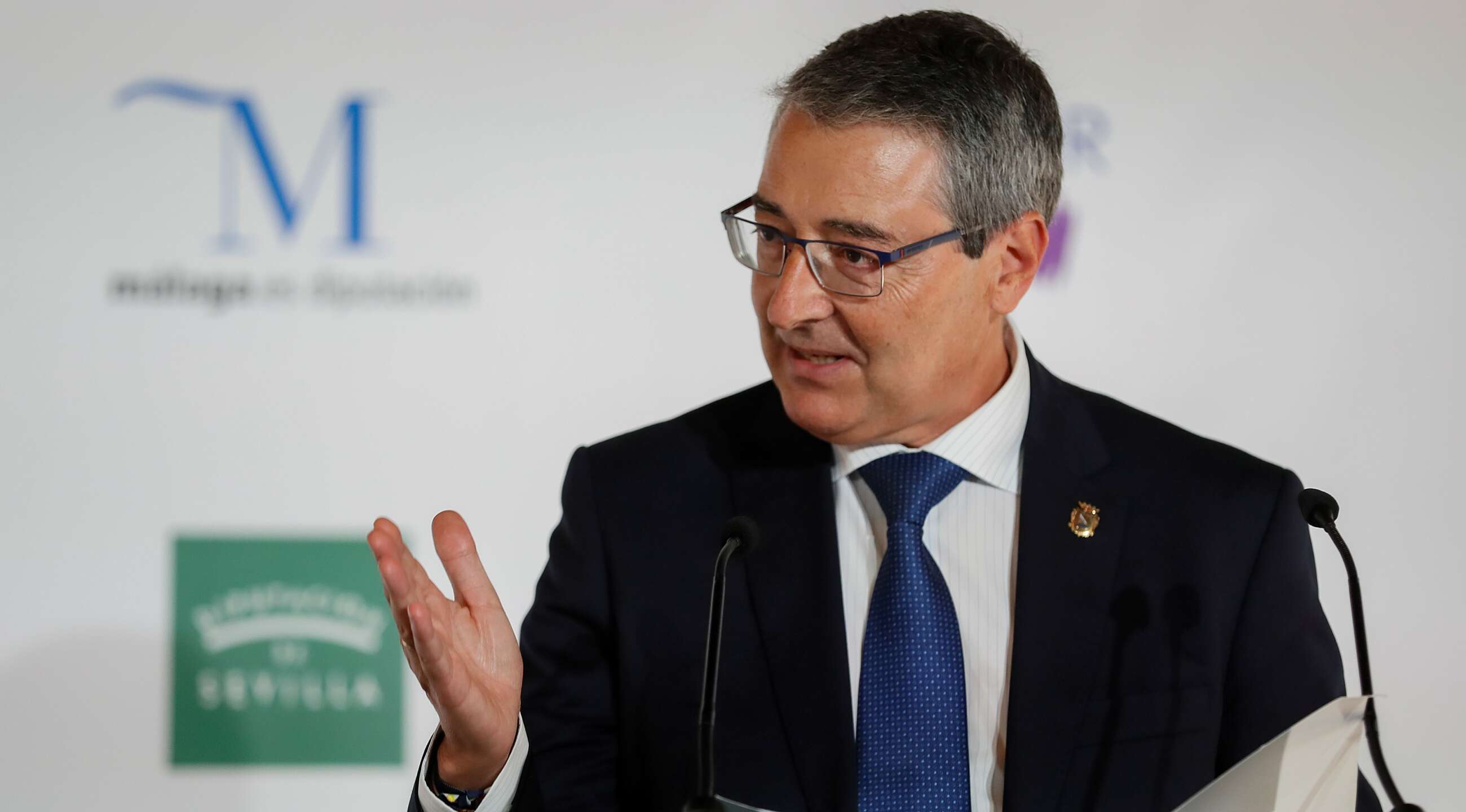 SEVILLA, 18/11/2021.- José Francisco Salado Escaño, presidente de la Diputación de Málaga, durante la conferencia que ha ofrecido este jueves en el hotel Alfonso XIII de Sevilla, invitado por CIVISUR. EFE/Jose Manuel Vidal