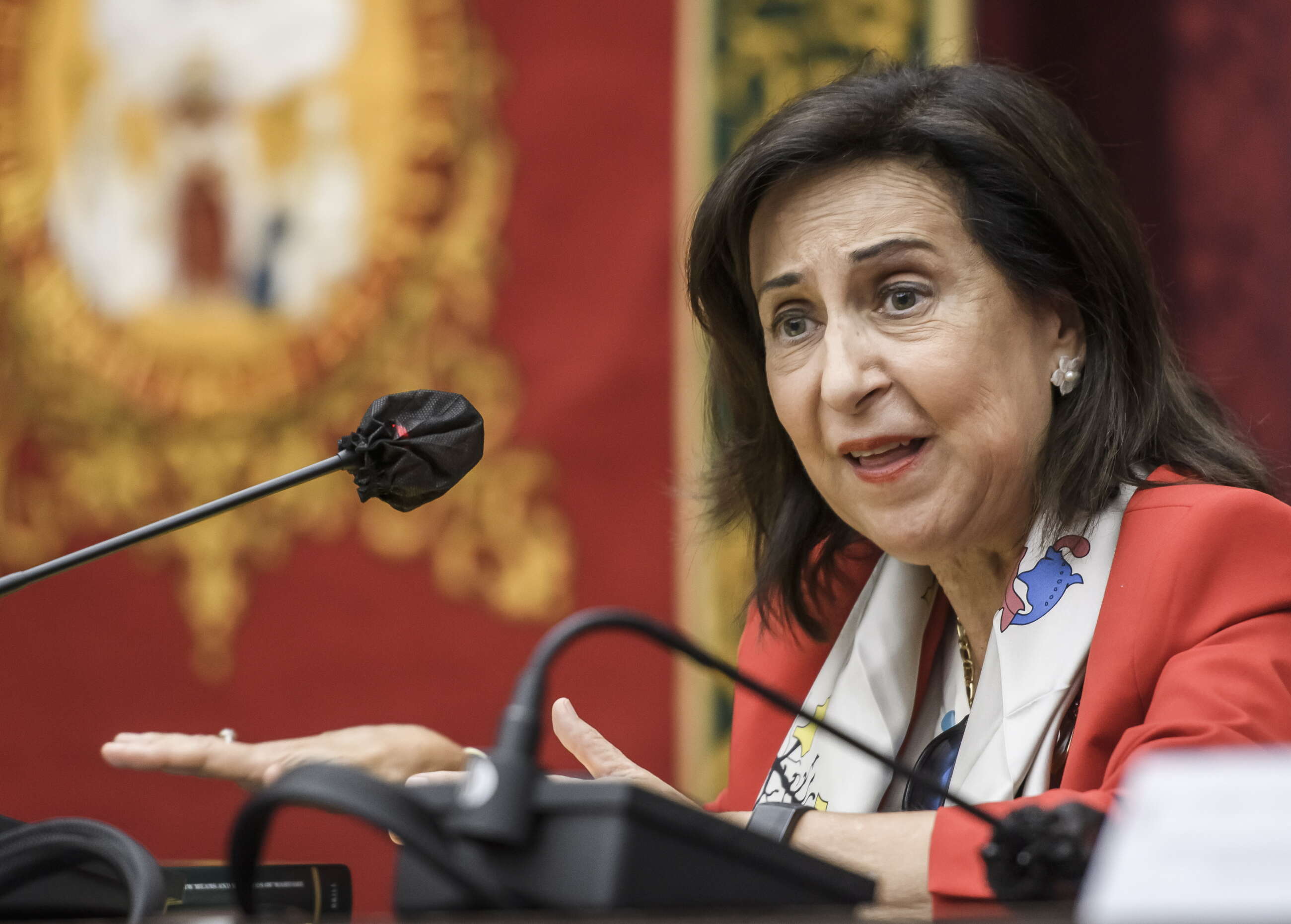 La ministra de Defensa, Margarita Robles, durante la presentación del libro "The limitations of de Law o Armed Conflicts: New Means and Methods of Warfare" en la Universidad de Sevilla, donde ha advertido hoy a los ciudadanos, respecto a las amenazas del presidente ruso Vladimir Putin, de que "hay una situación en el mundo en el que nada nos puede ser ajeno" porque se ha demostrado que "que puede utilizar cualquier arma, incluido el corte de suministro".EFE/ Raúl Caro.