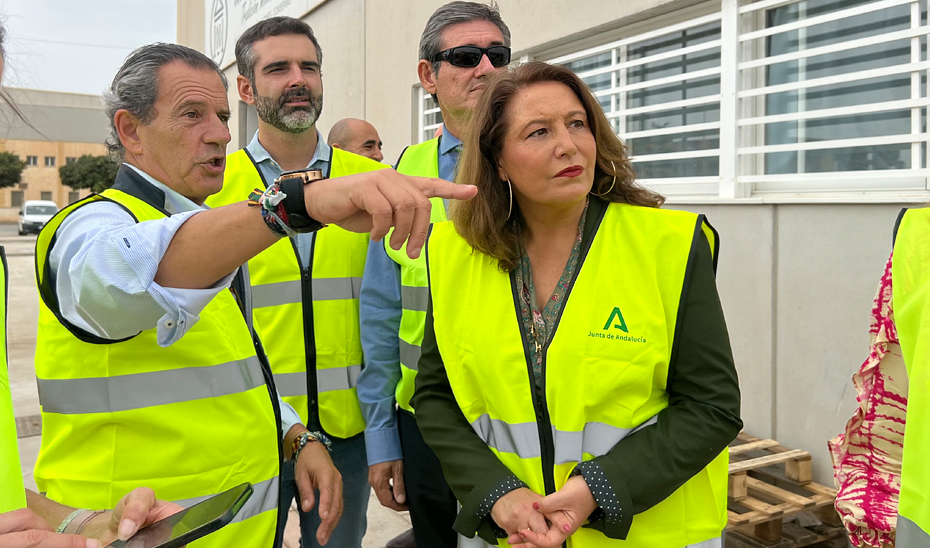 Los consejeros de Sostenibilidad, Medio Ambiente y Economía Azul, Ramón Fernández-Pacheco, y de Agricultura, Pesca, Agua y Desarrollo Rural, Carmen Crespo, durante la visita al puerto de Adra, junto al alcalde del municipio, Manuel Cortés, y el director de la Agencia Pública de Puertos de Andalucía, Rafael Merino.