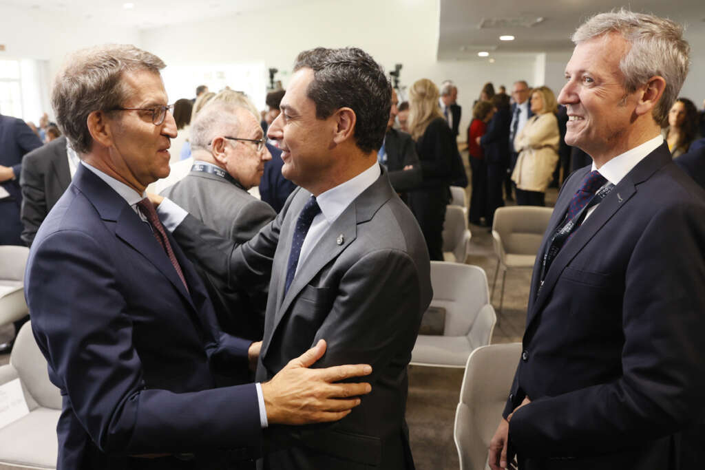 El presidente del PP, Alberto Núñez Feijóo, saluda al presidente de Andalucía, Juanma Moreno (c), en presencia del presidente de Galicia, Alfonso Rueda (d), a su llegada a la segunda jornada de la IV Edición del Foro La Toja 2022 en la isla de La Toja, en Pontevedra. EFE/Lavandeira jr