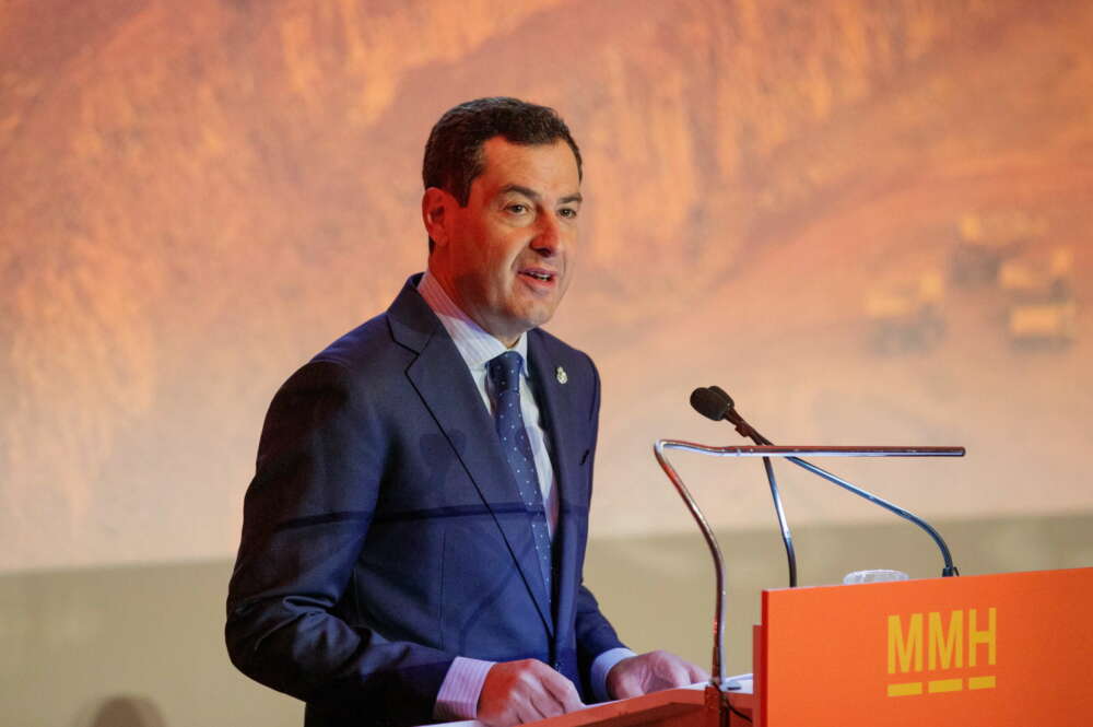 GRAFAND4216. SEVILLA, 18/10/2022.- El presidente de la Junta de Andalucía, Juanma Moreno, ha garantizado este martes en el salón internacional de la minería que esta legislatura será la del impulso a los grandes proyectos mineros para incrementar un 20 % en cuatro años la producción de la minería metálica y contará con un aumento presupuestario del 485 % en 2023, durante su intervención en la inauguración del Congreso Mining and Minerals Hall, que se celebra desde hoy martes en Sevilla con la participación de 180 empresas del sector de la minería. EFE/Julio Muñoz