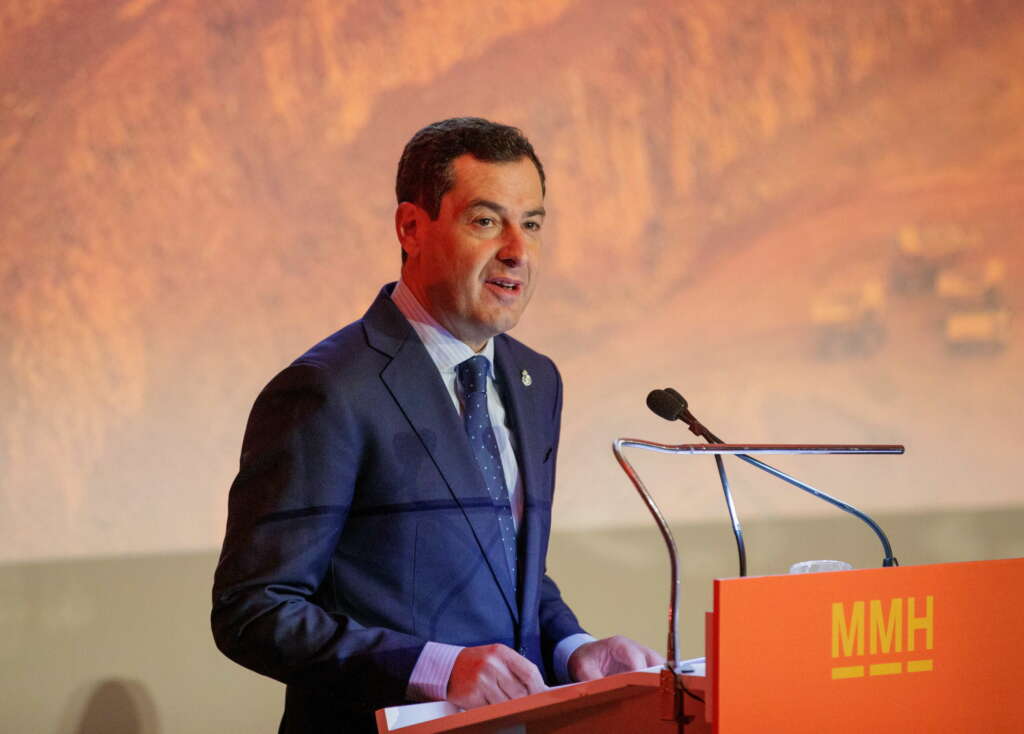 GRAFAND4216. SEVILLA, 18/10/2022.- El presidente de la Junta de Andalucía, Juanma Moreno, ha garantizado este martes en el salón internacional de la minería que esta legislatura será la del impulso a los grandes proyectos mineros para incrementar un 20 % en cuatro años la producción de la minería metálica y contará con un aumento presupuestario del 485 % en 2023, durante su intervención en la inauguración del Congreso Mining and Minerals Hall, que se celebra desde hoy martes en Sevilla con la participación de 180 empresas del sector de la minería. EFE/Julio Muñoz