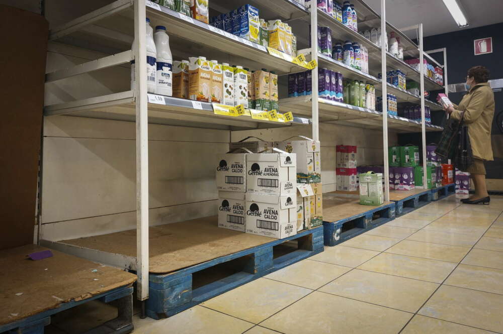 GRAFCAV3937. SAN SEBASTIÁN, 29/03/2022.- Una mujer compra leche este martes en un supermercado de San Sebastián, donde la huelga de transportistas está causando el desabastecimiento de algunos productos. EFE/ Javier Etxezarreta
