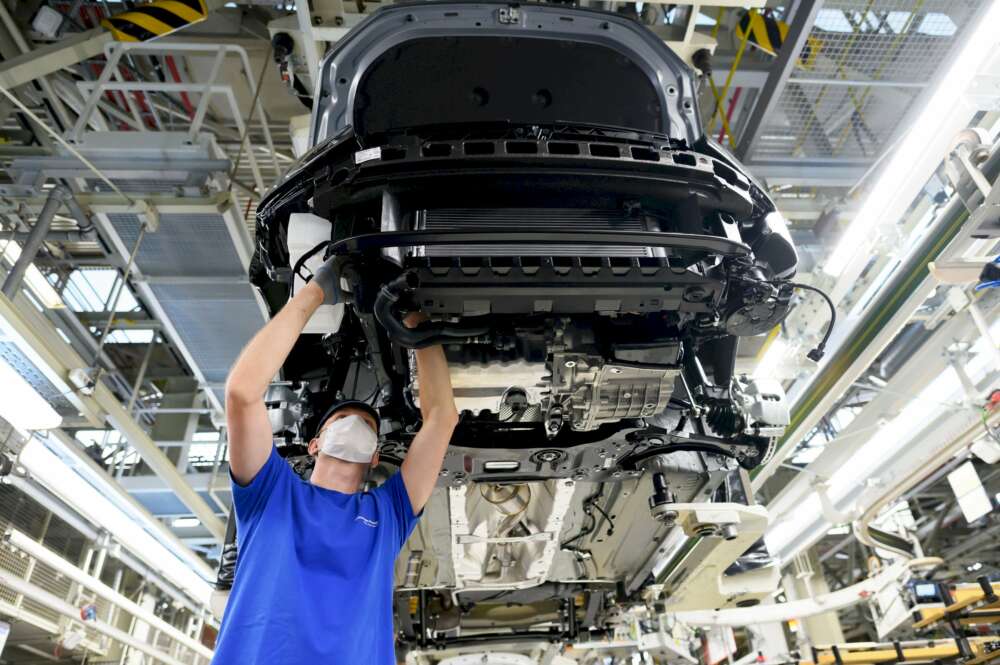 Un trabajador en una fábrica de coches./ EFE