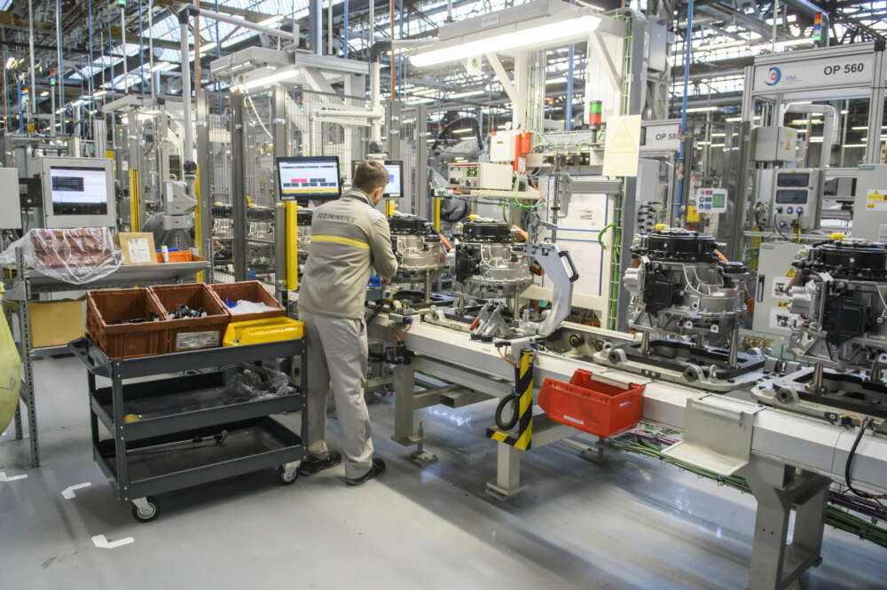 GRAFAND5634. SEVILLA, 02/12/2022.- Imagen de la factoría del grupo Renault, que ha inaugurado en Sevilla, donde se fabrican cajas de cambios, la Refactory, el primer proyecto de economía circular dedicado de forma integral a la movilidad que entre otras cosas, permitirá dar una segunda vida a los vehículos usados. EFE/ Raúl Caro.