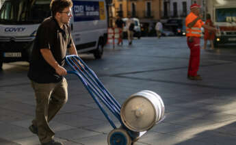 Un joven transporta un barril. EFE/Ángeles Visdómine