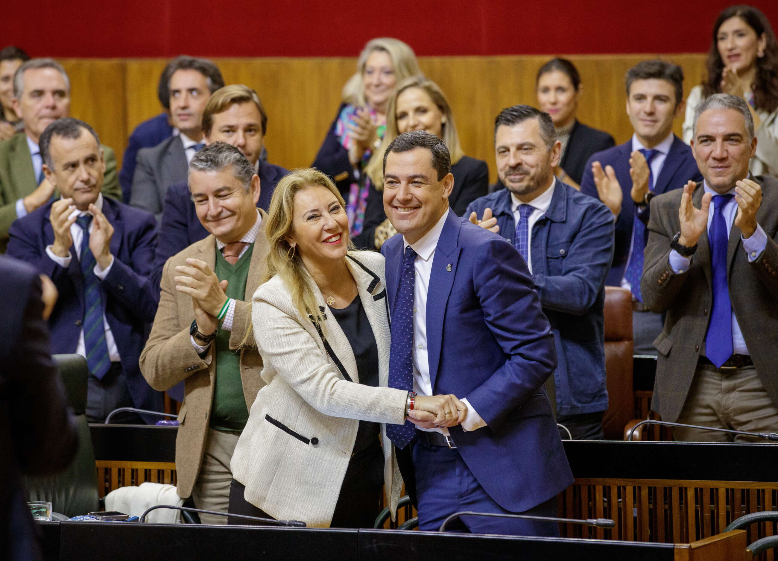 El presidente andaluz, Juanma Moreno, felicita a la consejera de Economía, Carolina España. EFE/Julio Muñoz