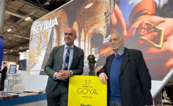 Antonio Muñoz, alcalde de Sevilla, y Fernando Méndez-Leite, presidente de la Academia del Cine, en la presentación, esta semana en Fitur, de la 37ª edición de la gala de los Premios Goya.