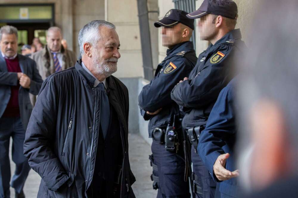 El expresidente José Antonio Griñán, a su llegada a la Audiencia de Sevilla en noviembre de 2019. EFE/Julio Muñoz