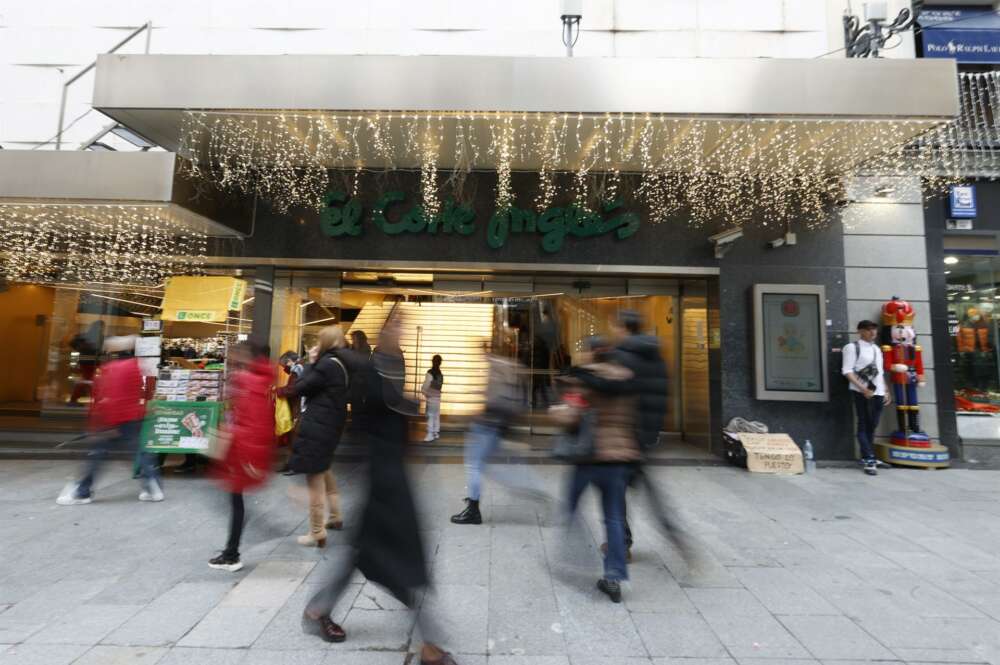 La entrada de un centro comercial. Foto: EFE/ Javier Lizón.