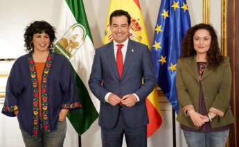 Juanma Moreno junto a Teresa Rodríguez (izquierda) e Inmaculada Nieto.