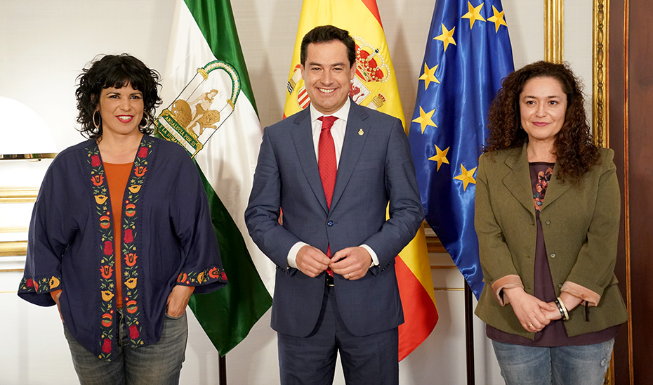 Juanma Moreno junto a Teresa Rodríguez (izquierda) e Inmaculada Nieto.