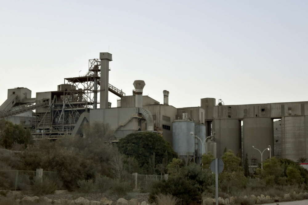 Fábrica cementera de Holcim en la localidad almeriense de Carboneras. EFE/ Juana Benet