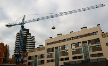 MADRID, 25/11/2022.- Vista de un bloque de viviendas nuevas en fase de construcción en el barrio de Legazpi. EFE/Mariscal
