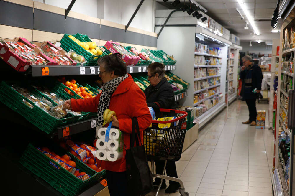 Varias personas hacen la compra en un supermercado. EFE/ Alejandro Lopez